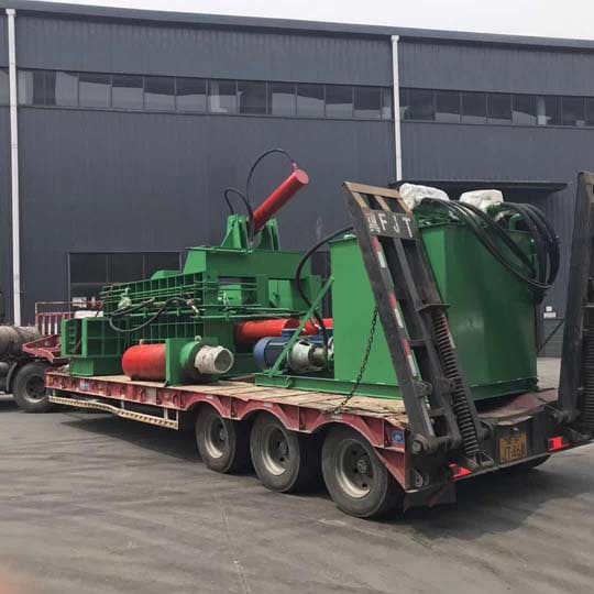 Large-tonnage metal baler for shipping