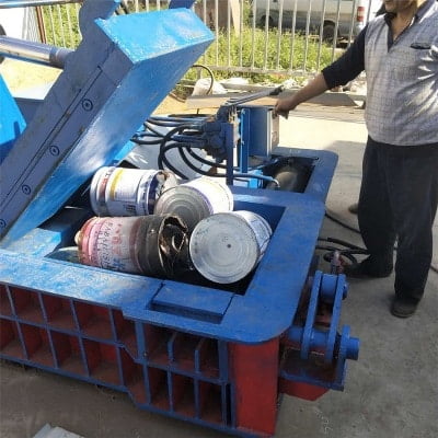 Processus de mise en balles de poubelles