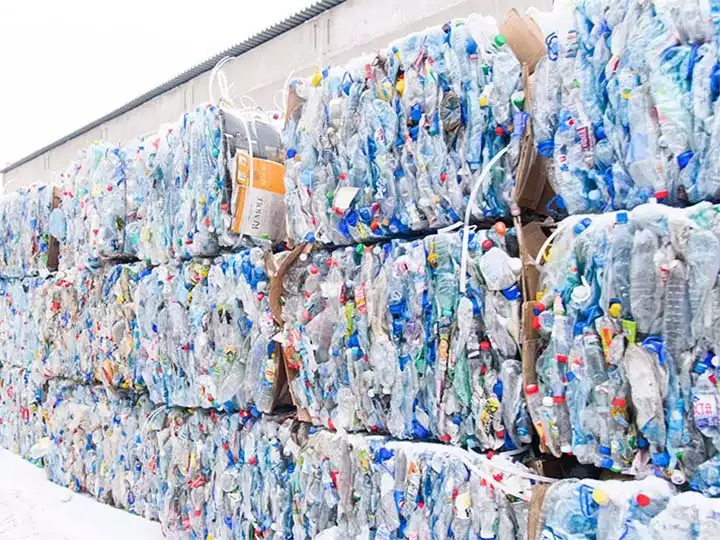 Bouteilles d'animaux de compagnie mises en balles par une presse à bouteilles en plastique